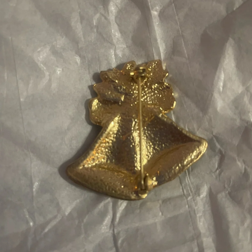 N/A charming brooch